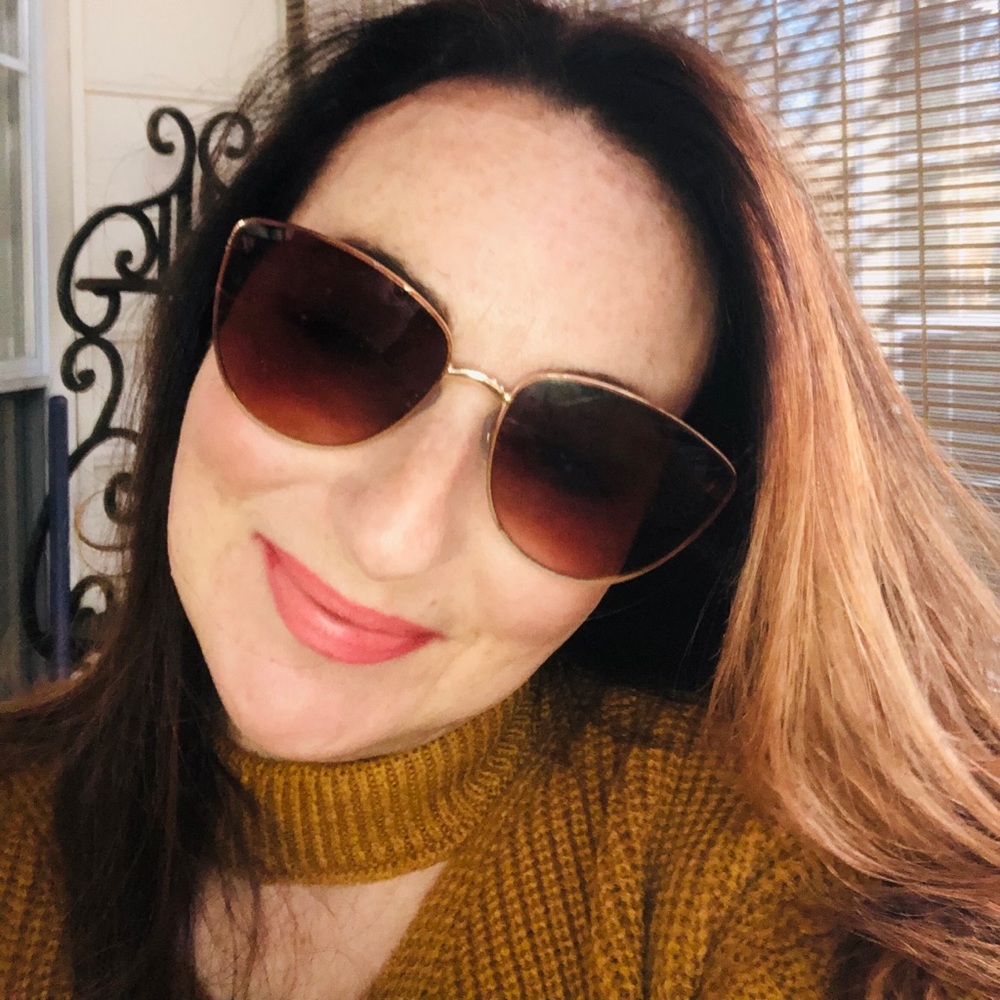 Hi, I’m Kristen. Welcome To POSHSTREETLUXE! - Picture 2 of 13